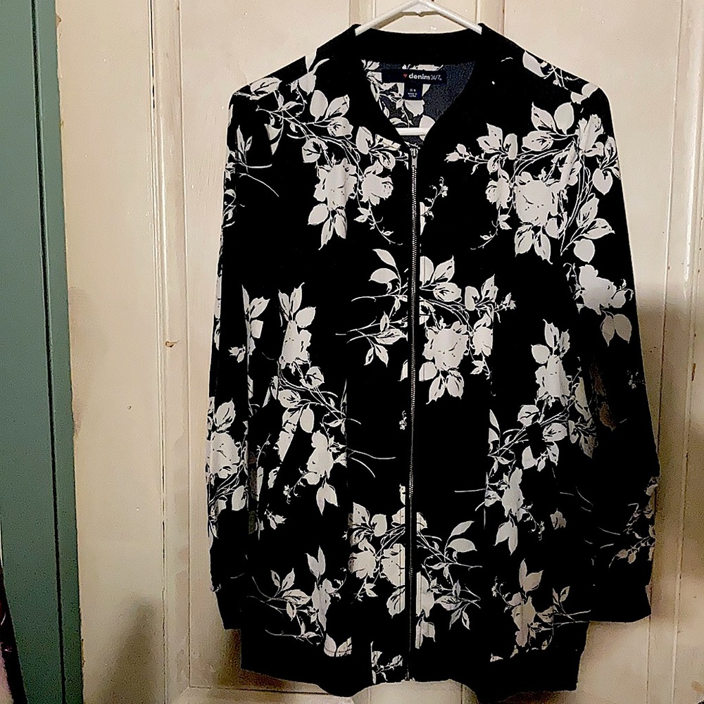 Floral jacket, zip front, side pockets.  NWT TTS